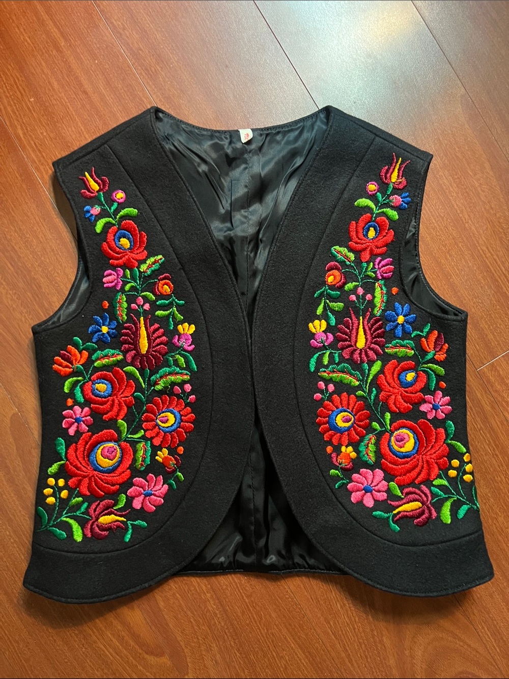 Artisan Black Embroidered Floral Vest size Small